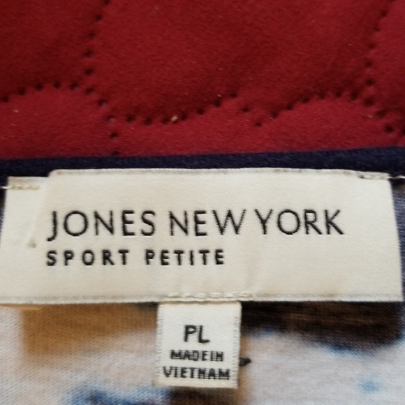 Jones woman's soft knit top. Size LP - Picture 3 of 5